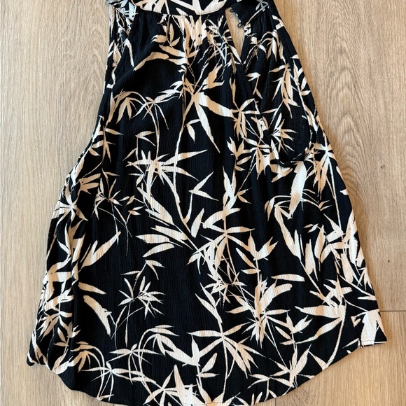 Express Black and White Bamboo Print Top - Picture 5 of 5